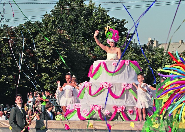 Карнавал в День рождения Донецка<br /><br />
Самым блистательным событием не только августа, но и уходящего лета стало празднование 144-летия Донецка. Традиционно в центре города прошел масштабный карнавал, который из года в год собирает тысячи зрителей. Рядом с 