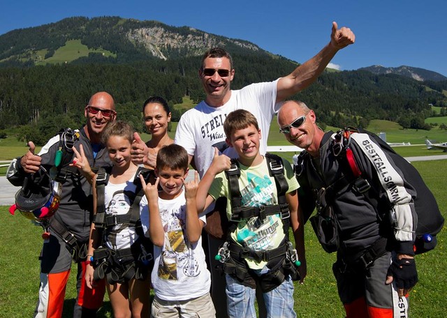 Виталий Кличко провел отпуск с друзьями и семьей и совершил прыжок с парашютом с женой и сыном.