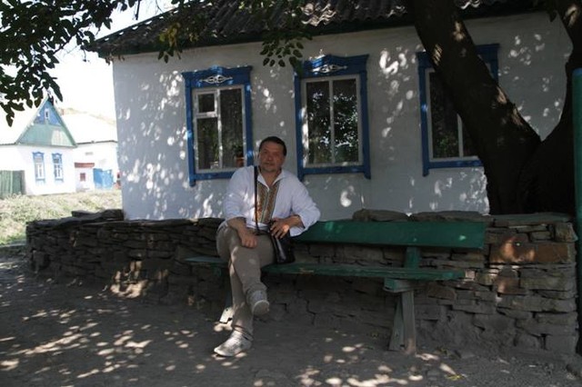 Александр Бригинец объездил за лето всю Украину. На фото: в поселке Нагольно-Тарасовка Луганской области. 