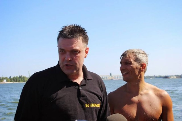 Олег Тягныбок в День Независимости Украины переплыл Днепр.