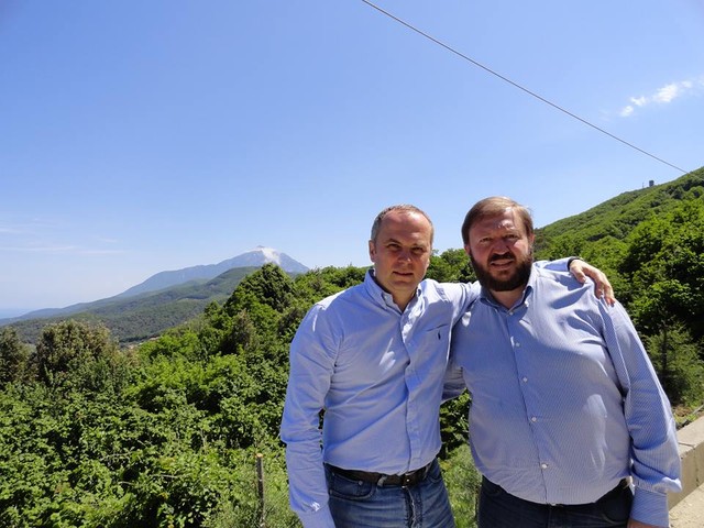 Нестор Шуфрич в Греции с Василием Горбалем.