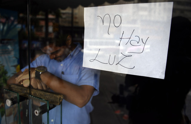 Масштабное отключение электричества произошло в Венесуэле, фото AFP