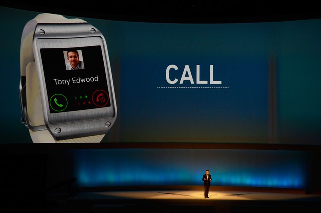 Samsung выпустила "умные часы" Galaxy Gear, фото AFP