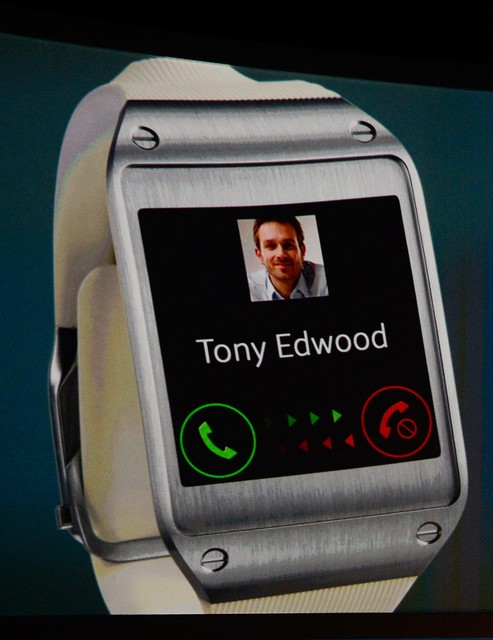 Samsung выпустила "умные часы" Galaxy Gear, фото AFP