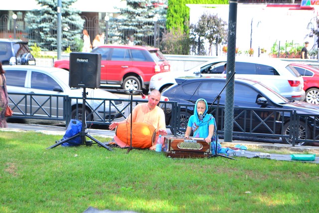 Уличные песни. Кришнаиты носят за собой по Харькову целый оркестр. Фото: Ю. Крючкова