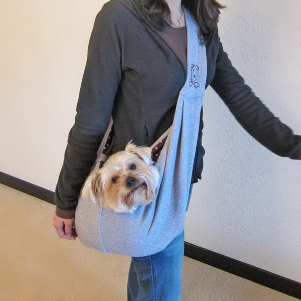 Переноска для собак<br /><br />
Пассивным хвостатым тоже придумали развлечение – кататься в специальной сумке-переноске. Конечно, многокилограммовую овчарку в такой сумке не унесешь, но небольшую собаку вполне.
