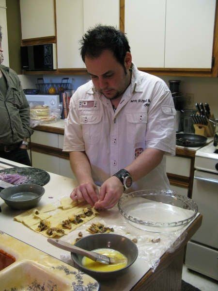 На кухне. Эдвард может легко организовать пир. Фото: из личного архива Э. Брика