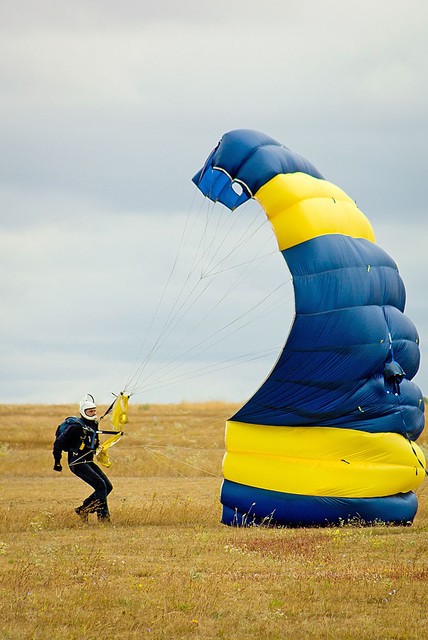 С парашютом. Можно было прыгнуть самому или с инструктором. Фото: dumskaya.net