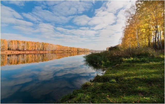 Осень. Озеро вблизи Харькова играет отражениями. Фото: С.Саламанов