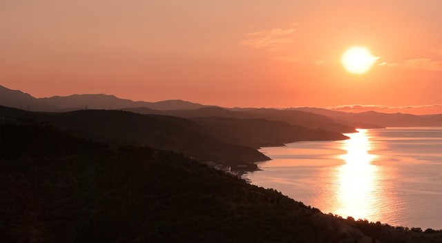 Крым. Восходящее солнце между Алуштой и Судаком. Фото: С.Саламанов