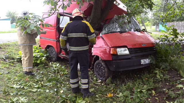 Авария на Киевщине: водитель погиб, а пассажиров забрала "скорая". Фото: ГосЧС