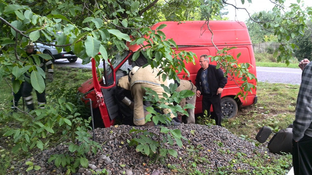 Авария на Киевщине: водитель погиб, а пассажиров забрала "скорая". Фото: ГосЧС