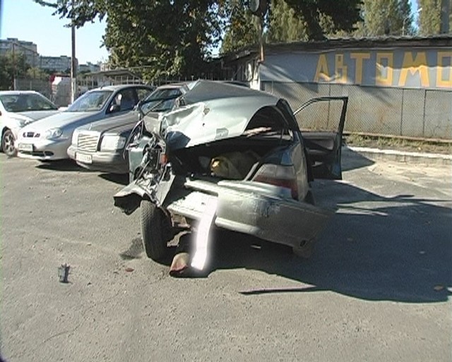 Грузовик существенно повредил две машины. Фото: Магнолия-ТВ