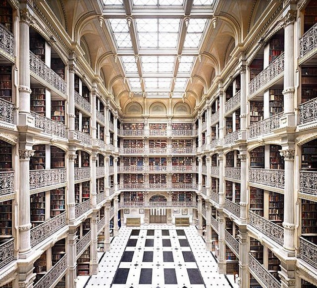 Библиотека Джорджа Пибоди в Университете Джонса Хопкинса в Балтиморе, США