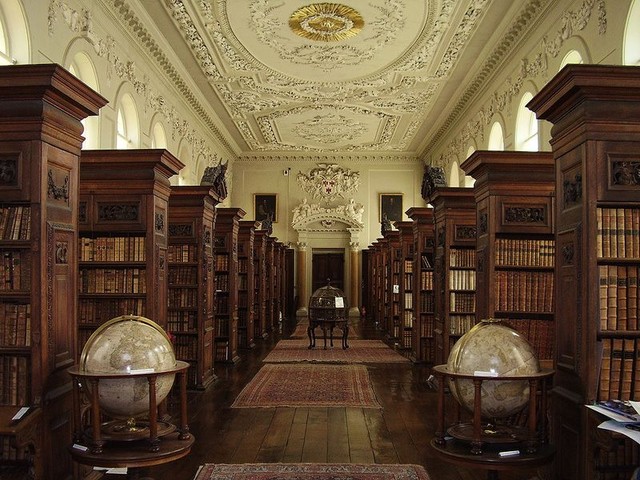 Библиотека колледжа Квинс в Оксфордском университете, Англия.