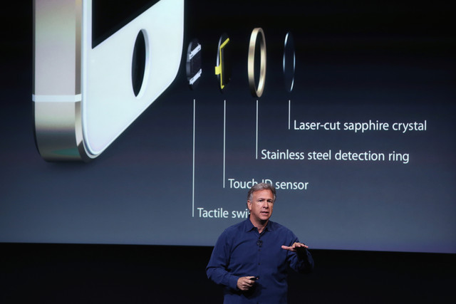 Apple представила "цветной" iPhone 5C и "золотой" iPhone 5S, фото AFP