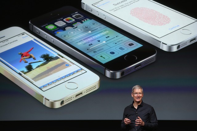 Apple представила "цветной" iPhone 5C и "золотой" iPhone 5S, фото AFP