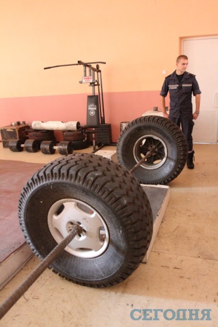 200-килограммовая штанга из колес пожарной машины. В части ее может поднять только один человек | Фото: Григорий Салай