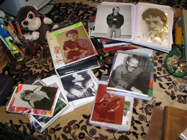 Коллекция. Фото и автографы знаменитостей Надежда Акимова хранит в альбомах более 20 лет. Фото: Е.Волкова