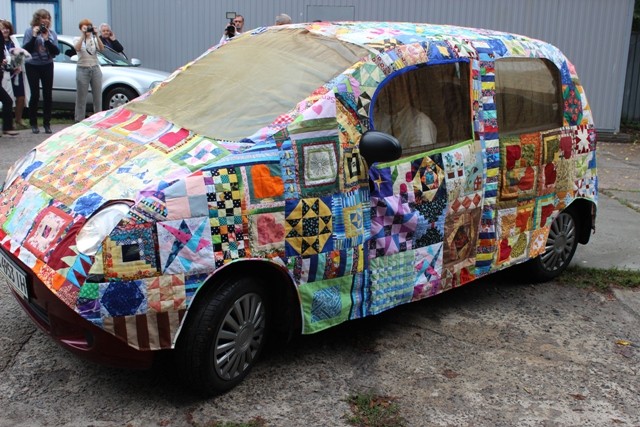 В Киеве появился  автомобиль, "одетый" в чехол из разноцветных лоскутов. Фото организаторов фестиваля