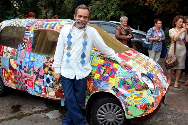 В Киеве появился  автомобиль, "одетый" в чехол из разноцветных лоскутов. Фото организаторов фестиваля