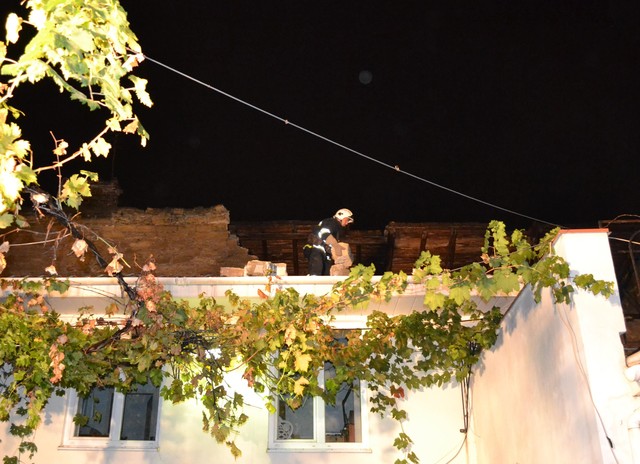 Обвал. 20 спасателей до поздней ночи расчищали кирпичные завалы на старенькой двухэтажке. Фото: ГСЧС