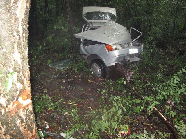 Под Киевом ЗАЗ врезался в деревья, погибшего водителя нашли через сутки