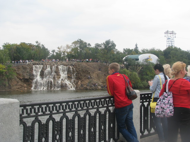 В первый же день искусственный водопад привлек сотни горожан и туристов. Фото: В. Яковлева