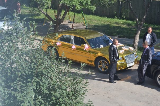 В Тернополе появился золотой "Бентли". Фото: vk.com/tarnopil