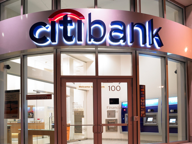 В июне 2011 года серверы Citibank атаковали хакеры. Сначала сообщалось, что в руки злоумышленников попали только имена, номера счетов и контактная информация более 360 000 вкладчиков.<br />
Позже руководство Citigroup признало, что хакеры похитили $2,7 млн со счетов 3400 клиентов банка. Citibank обещал возместить понесенные клиентами убытки.<br />
Фото: avanttech.ru