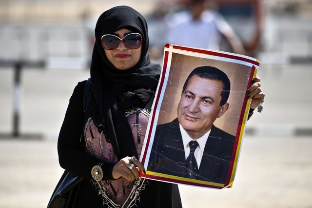 После того как в 2011 году президент Хосни Мубарак решил заблокировать гражданам Египта доступ к соцсетям, знаменитая хакерская группировка Anonymous, известная своими выступлениями за свободу интернета и отмену цензуры, начала скоординированные атаки на сайты правительства Египта.<br />
Под удар попали ресурсы Министерства информации, Министерства внутренних дел и Национальной демократической партии.<br />
Фото: AFP