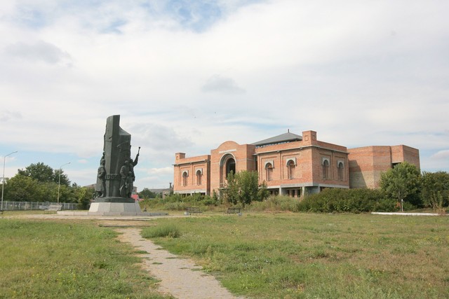 На месте церкви Мономаха — площадь и музей-недострой в бурьяне