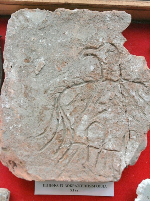 Фрагмент стены. Древний герб Мономаховичей