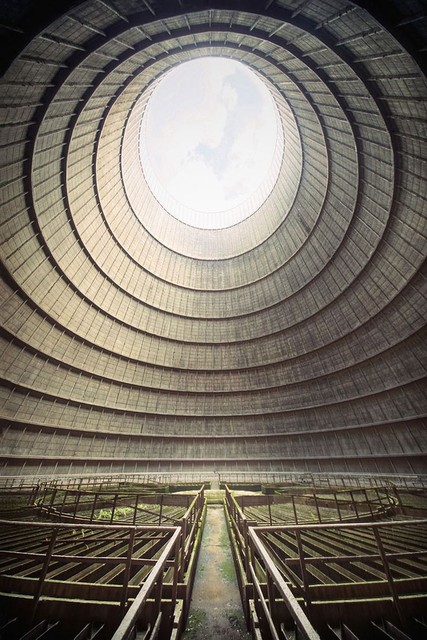 Часть охлаждающей башни заброшенной электростанции в Монсо, Бельгия. Воронкообразное сооружение в центре подавало горячую воду, которая затем охлаждалась, сливаясь по сотням небольших бетонных желобов.