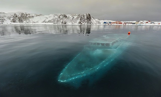 Затонувшая яхта, Антарктида. На судне 
