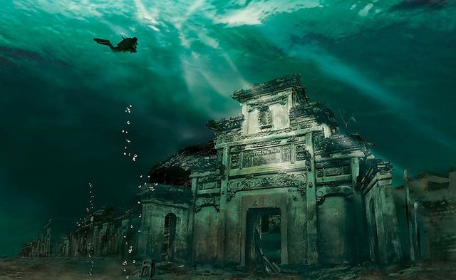 Подводный город в Шичене, Китай. Ему 1341 год. Шичен, или Львиный город, находится в провинции Чжэцзян в восточном Китае. Его затопили в 1959 году во время строительства ГЭС. Вода защищает город от эрозии ветра и дождя, так что он остается в относительно хорошем состоянии.
