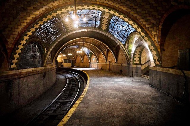 Заброшенная станция метро в Нью-Йорке, США. Она находится прямо под мэрией Нью-Йорка. Станцию закрыли в 1945 году, и она до сих пор остается закрытой, если не считать нескольких эксклюзивных туров для туристов.