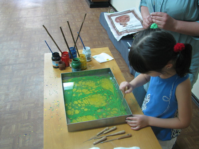 Чтобы научиться рисовать на воде, понадобится два месяца, и даже ребенок сможет создавать свои шедевры. Фото: А.Керменчикли