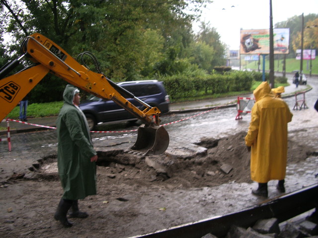Сотрудники "Киевавтодора" засыпают яму. Фото А.Пелюх