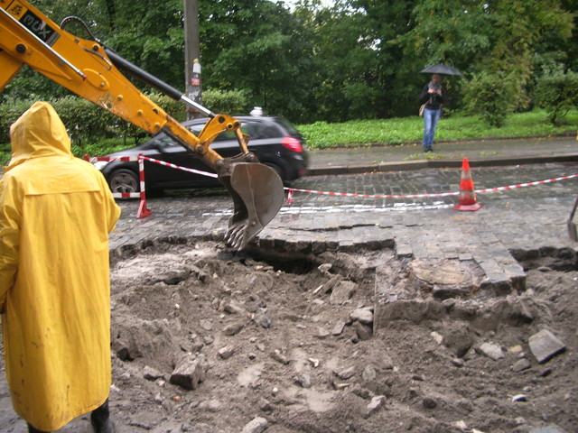 Сотрудники "Киевавтодора" засыпают яму. Фото А.Пелюх