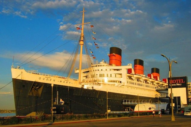 Лайнер "Queen Mary" был построен для путешествий высокопоставленных лиц и различных знаменитостей. Но во время Второй Мировой войны корабль был переоборудован в плавучий госпиталь. <br /><br />
После окончания военных действий лайнер обрёл былое величие и славу. В 1967 году его списали, и он стал служить гостиницей на воде. Но на борту огромного лайнера неоднократно гибли люди даже в мирное время. <br /><br />
Многие видели здесь призрачную девушку в купальном костюме 1930 года, прогуливающуюся вдоль бортика бассейна, и слышали по ночам ужасные, леденящие душу крики и вопли. <br /><br />
Местная администрация не скрывает факт наличия в отеле потусторонних существ и даже проводит экскурсии по местам, где наиболее часто можно их увидеть.