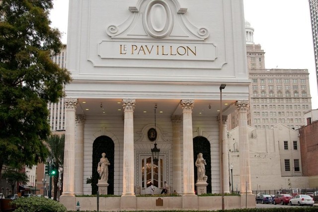 Утончённый и роскошный отель "Le Pavillon" в Новом Орлеане стал домом как минимум для трёх призраков – старушки в чёрном платье, плаксивого подростка и весёлого озорника – хиппи, который по ночам стаскивает со спящих постояльцев одеяло.