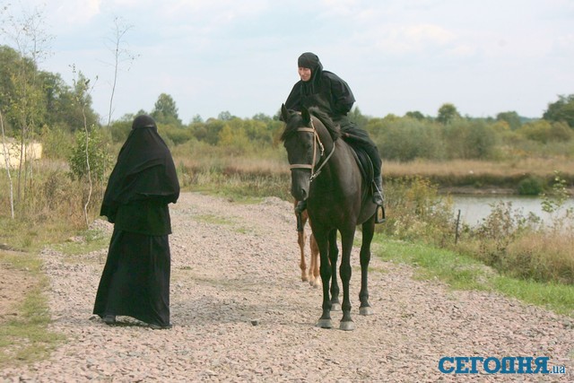 На лошадях за знаниями<br /><br />
Есть и несколько лошадей. Они катают малышей из приютов и возят зимой на санях деток в школу. В весеннее половодье лошади вплавь доставляли пищу монахиням в отдаленные уголки монастыря. Почти все животные здесь — женского пола. | Фото: Сергей Николаев