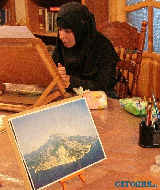 Хобби и мечты<br /><br />
В свободные минуты монахини учатся рисовать, пишут иконы под руководством профессиональной художницы. Особенно любят рисовать Афон. 