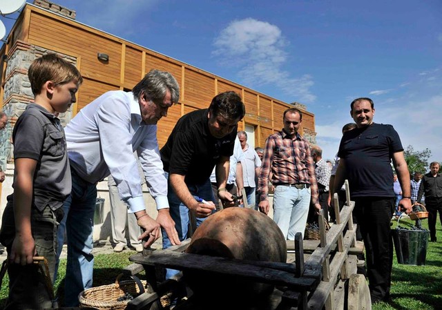 Ющенко и Саакашвили собирали виноград и ногами выжимали вино, фото  с Facebook  М.Саакашвили