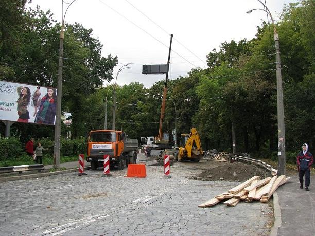 Яма на Подольском спуске стала еще больше. Фото: Мой Киев