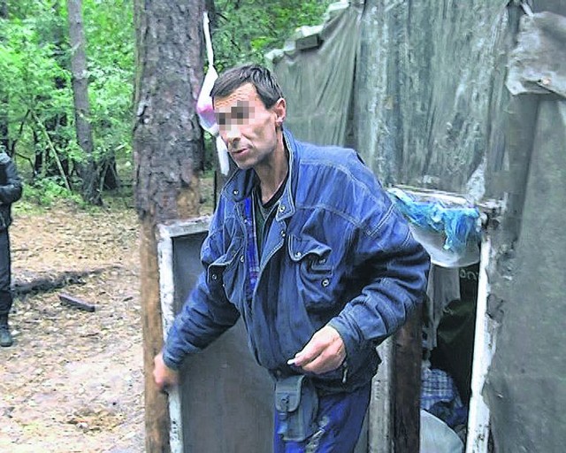 Лесной житель. Владимир жил в лесу вместе с четырьмя детьми. Фото: ГУМВД Украины в Киевской области<br />
