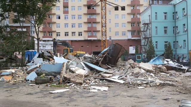 Застройщик без разрешения уничтожает старинное здание. Фото: Роман Петушков