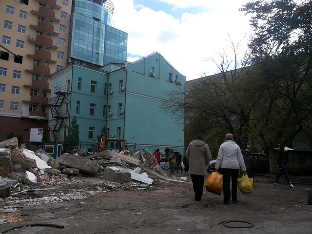 Застройщик без разрешения уничтожает старинное здание. Фото: Игорь Луценко