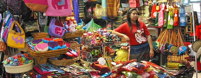Рынок Чатучак, Бангкок<br /><br />
Один из крупнейших рынков мира. Фактически все, что можно купить в Таиланде на ярмарках, в сувенирных лавках и дизайнерских магазинах, продается на Чатучаке: одежда по смешным ценам, цветные фонарики, комнатные растения, косметика ручной работы… Всего по выходным дням здесь разбивается более 8 тысяч прилавков, так что, включая Чатучак в программу прогулок по Бангкоку, стоит отвести ему не менее трех часов.